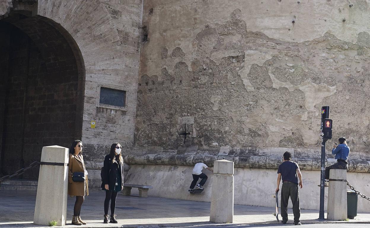 Un patinador prueba ayer una pirueta sobre las torres mientras otro graba la «proeza». 