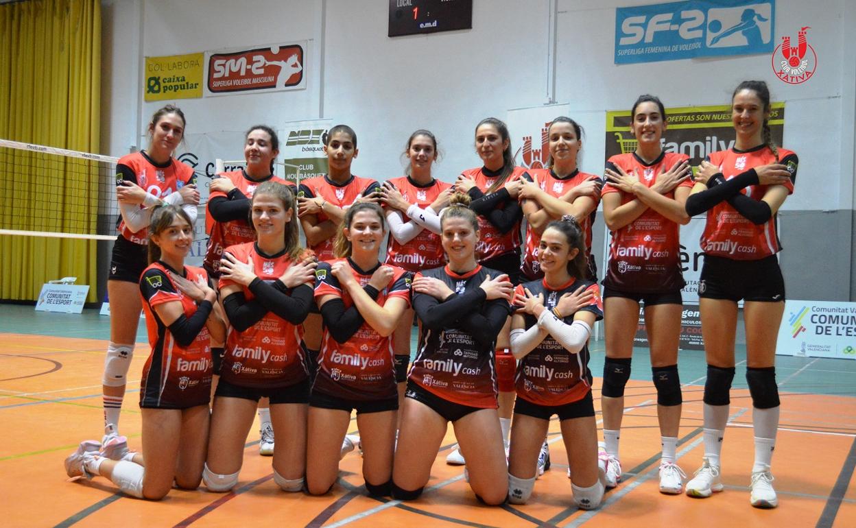 Las chicas del Xàtiva Voleibol se sumaron a la campaña para dar visibilidad a la  ELA. 