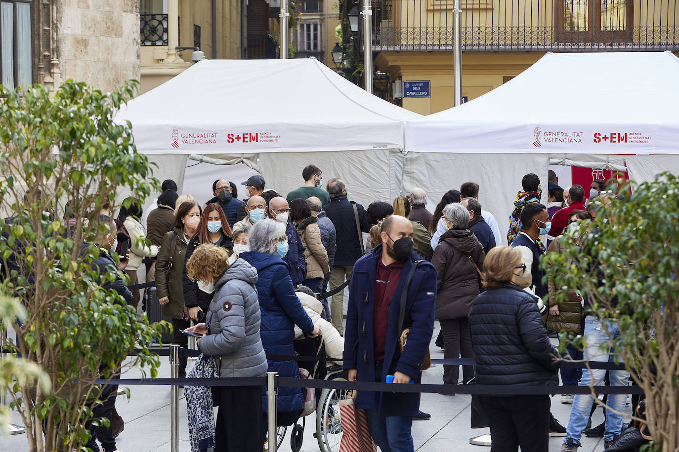 Colas en el punto de vacunación situado en la plaza de Manises. 