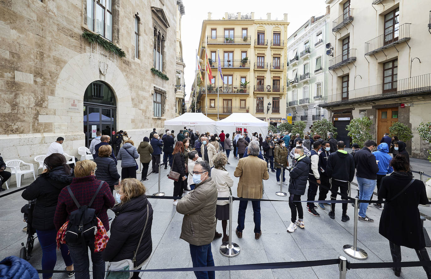 Colas en el punto de vacunación situado en la plaza de Manises. 