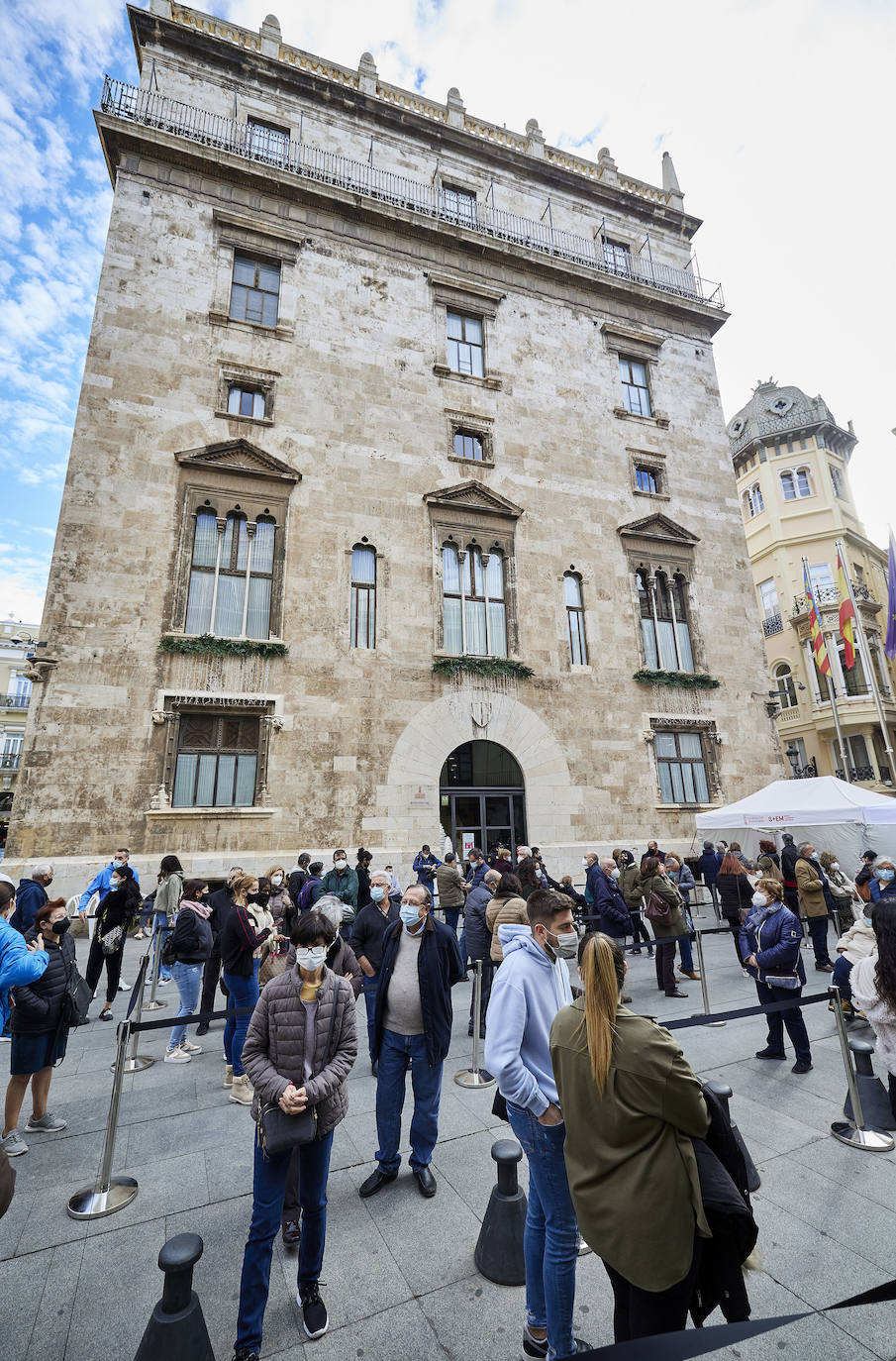 Colas en el punto de vacunación situado en la plaza de Manises. 