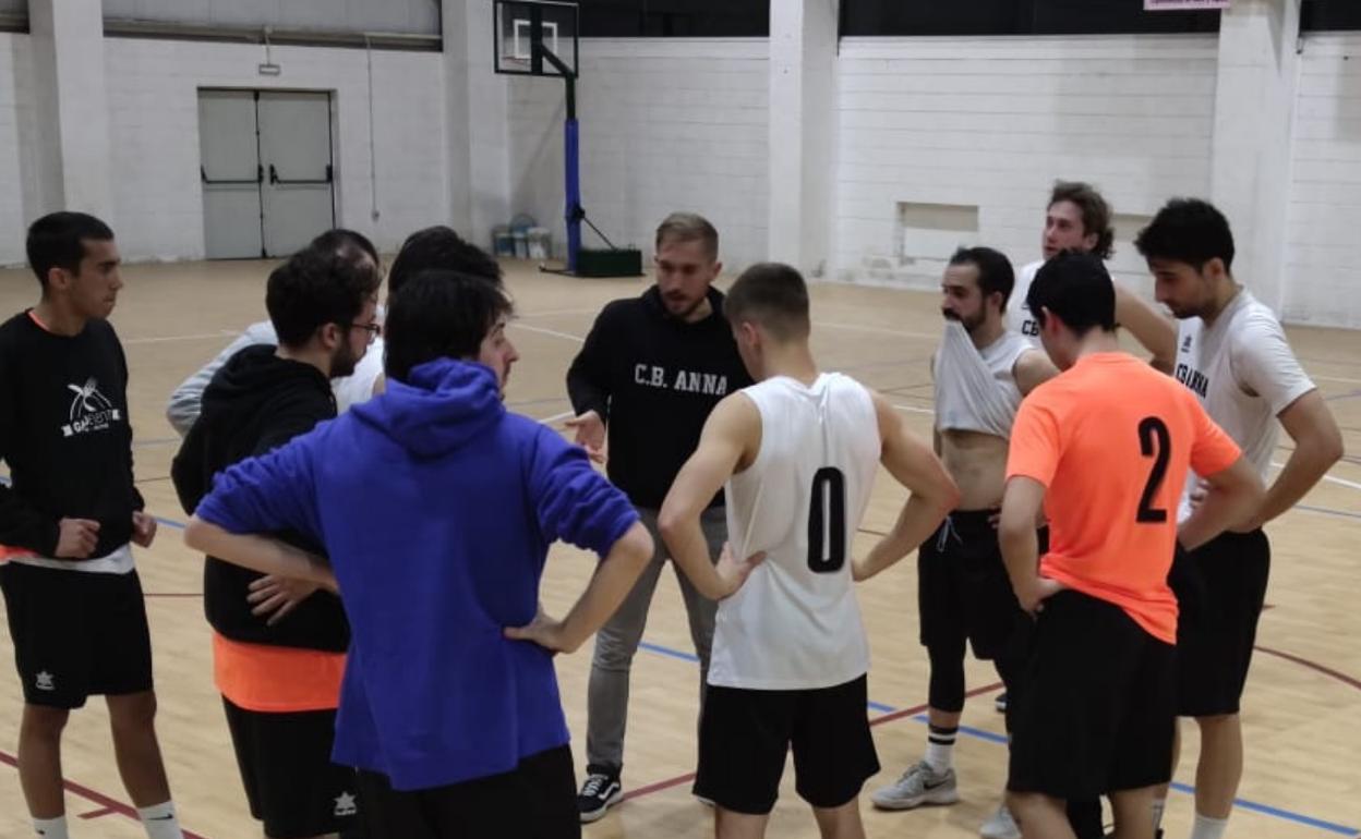 Los jugadores del equipo sénior masculino del Club Baloncesto Anna. 