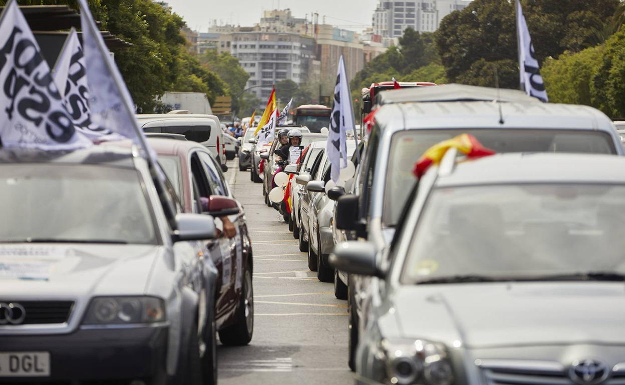 Protesta motorizada organizada en mayo por Hablamos Español contra el avance del modelo plurilingüe. 