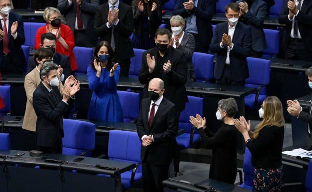 Olaf Scholz, aplaudido tras ser elegido nuevo canciller de Alemania.