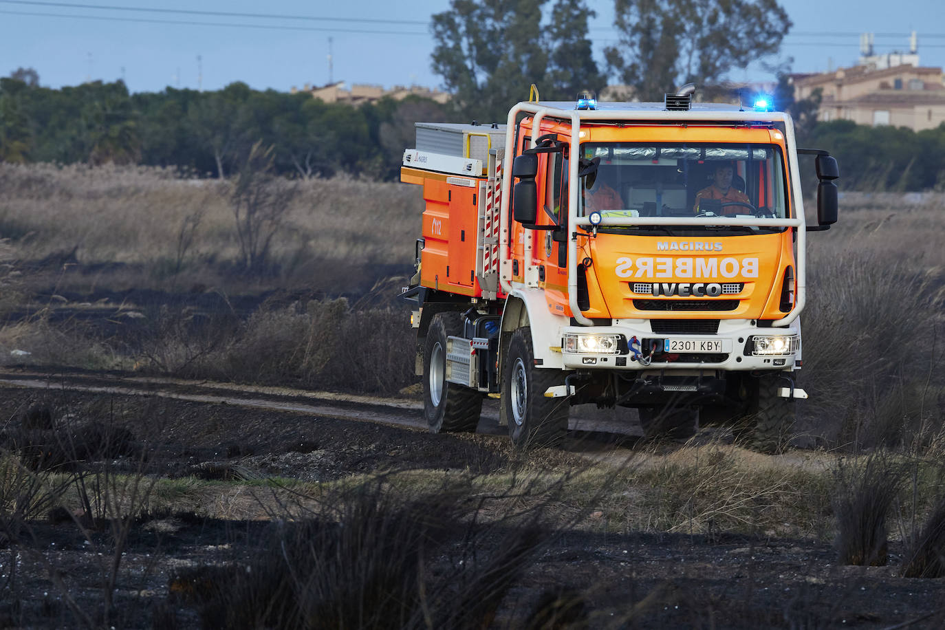 Fotos: Incendio en El Puig, próximo a viviendas