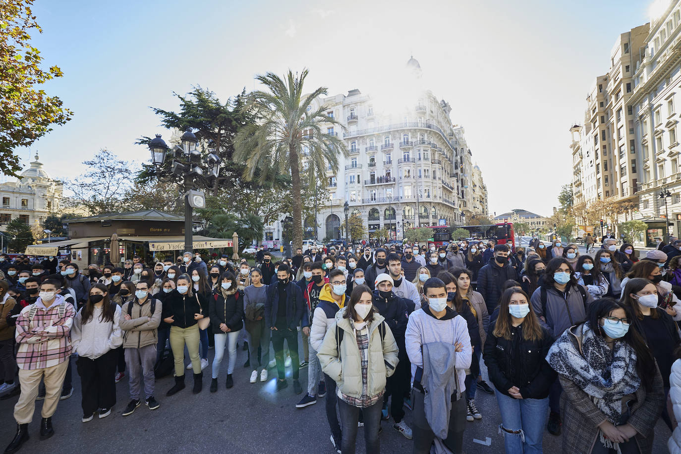 La ciudad se ha reunido este jueves en una concentración en la Plaza del Ayuntamiento para condenar el asesinato de Cristina B, presuntamente a manos de su pareja, cuyo cuerpo sin vida fue descubierto el pasado sábado.