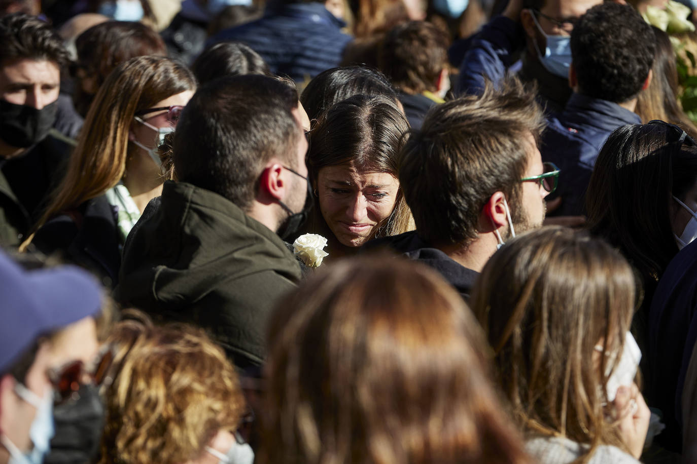 La ciudad se ha reunido este jueves en una concentración en la Plaza del Ayuntamiento para condenar el asesinato de Cristina B, presuntamente a manos de su pareja, cuyo cuerpo sin vida fue descubierto el pasado sábado.