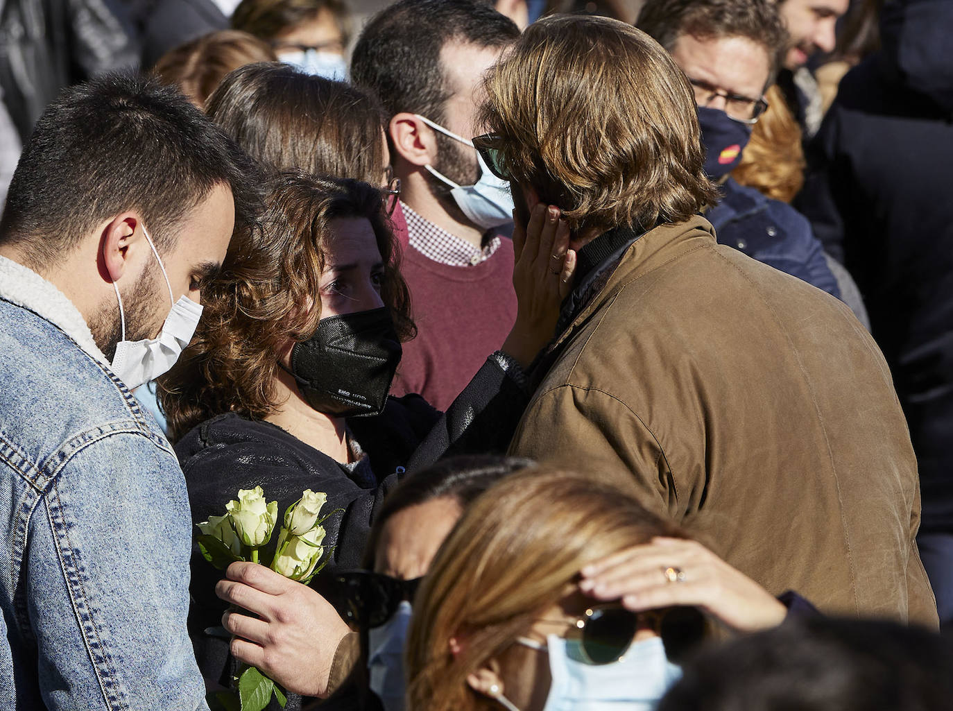 La ciudad se ha reunido este jueves en una concentración en la Plaza del Ayuntamiento para condenar el asesinato de Cristina B, presuntamente a manos de su pareja, cuyo cuerpo sin vida fue descubierto el pasado sábado.