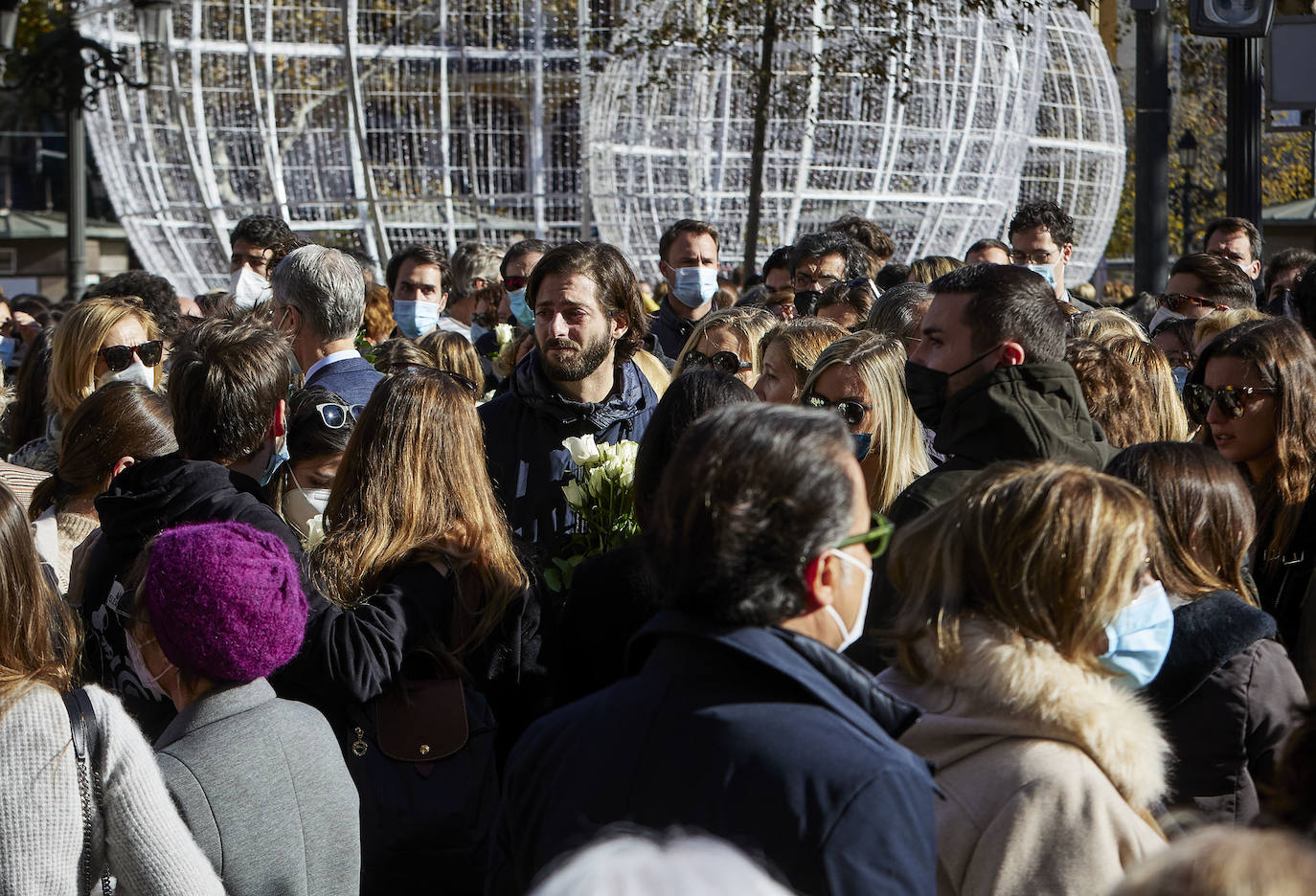 La ciudad se ha reunido este jueves en una concentración en la Plaza del Ayuntamiento para condenar el asesinato de Cristina B, presuntamente a manos de su pareja, cuyo cuerpo sin vida fue descubierto el pasado sábado.