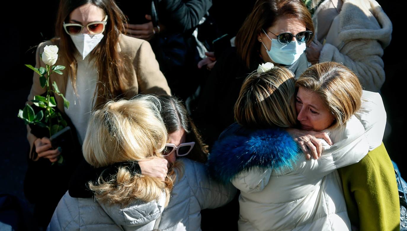 La ciudad se ha reunido este jueves en una concentración en la Plaza del Ayuntamiento para condenar el asesinato de Cristina B, presuntamente a manos de su pareja, cuyo cuerpo sin vida fue descubierto el pasado sábado.