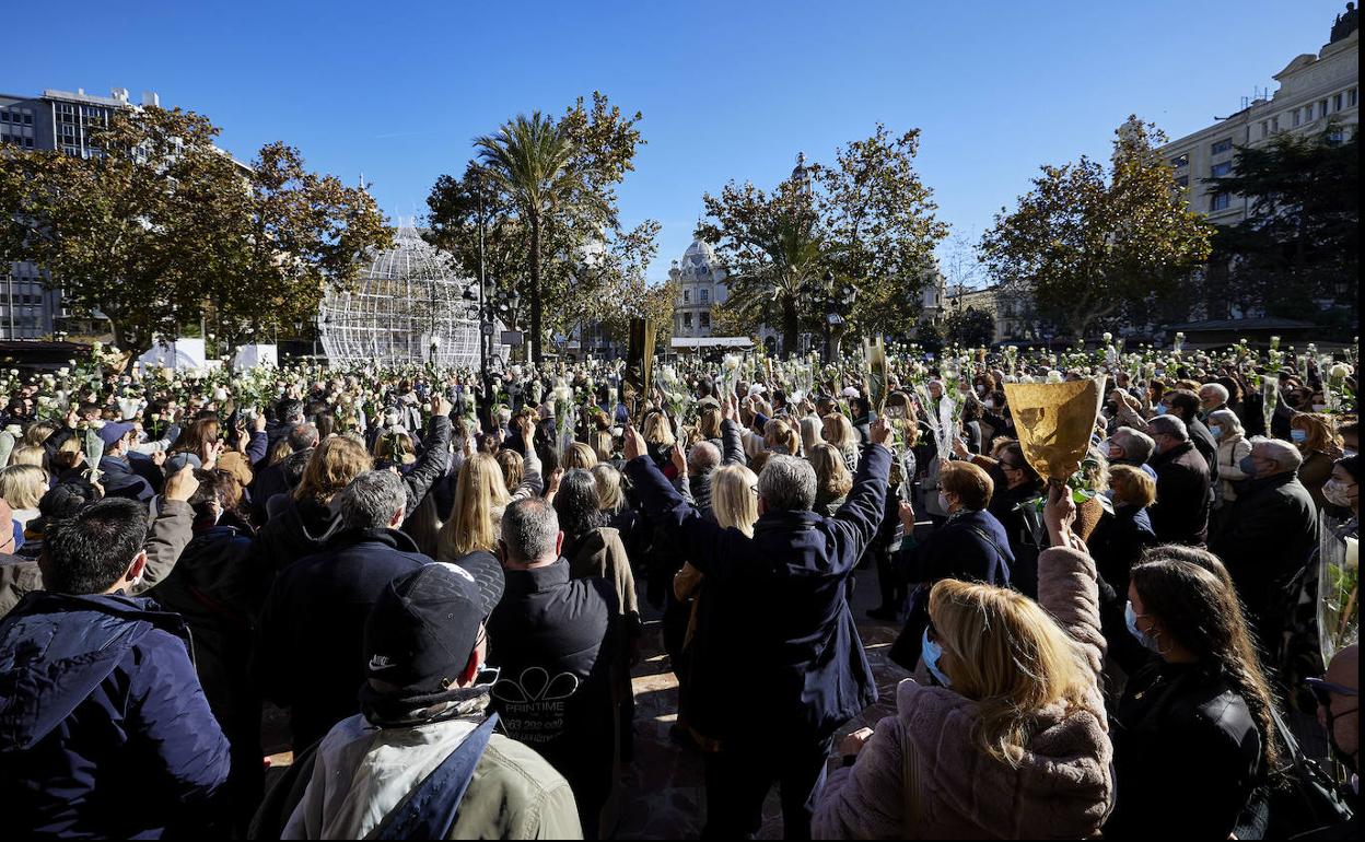 Minuto de silencio por el crimen de Cristina en Valencia.