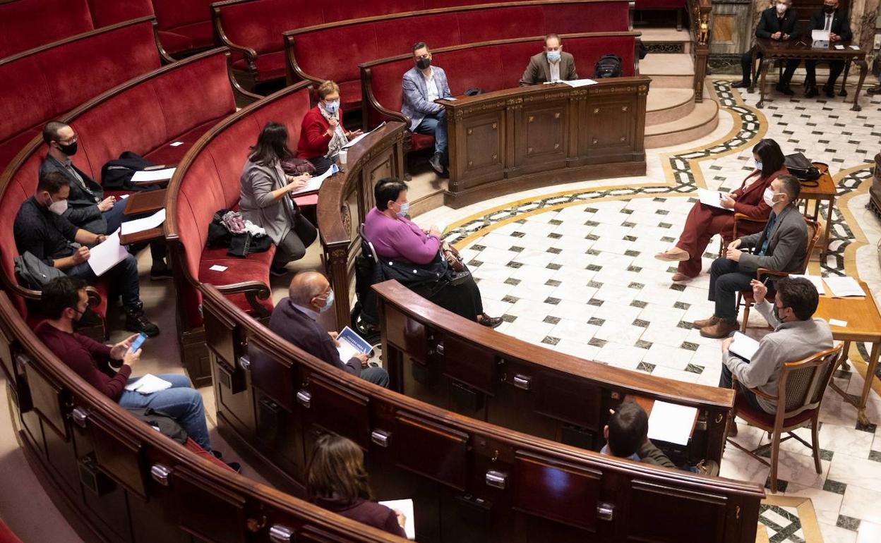 Reunión de vecinos de Orriols y concejales, en el hemiciclo del Ayuntamiento. 