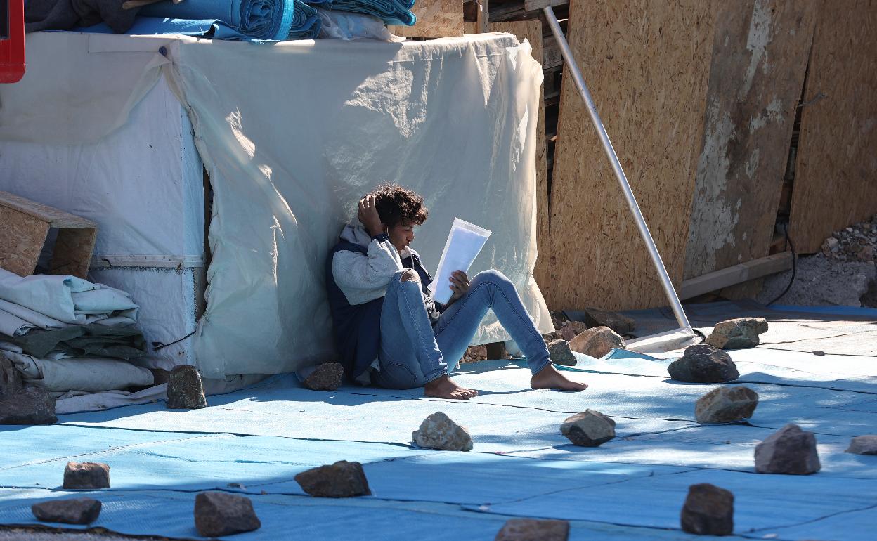 Joven en campo de refugiados.