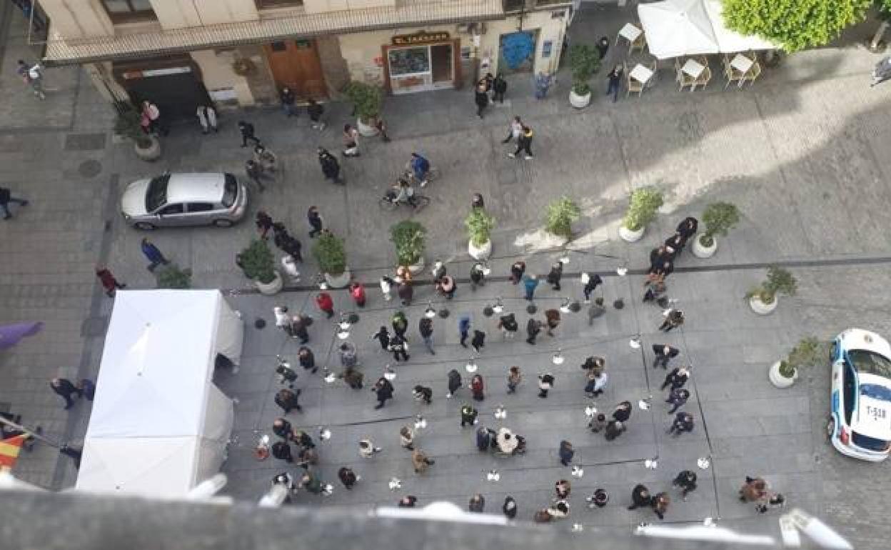 Colas ante el punto de vacunación del Palau de la Generalitat.