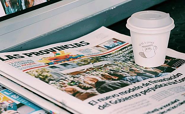 Imagen principal - Esta propuesta de quiosco combina la venta de prensa con el café de especialidad.