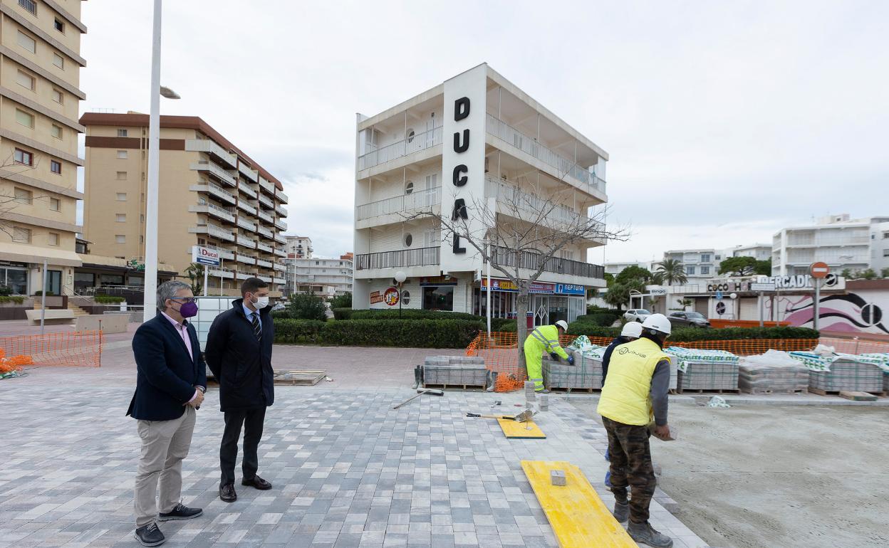 El alcalde de Gandia y el concejal de Urbanismo visitan las obras del Passeig de Neptú.