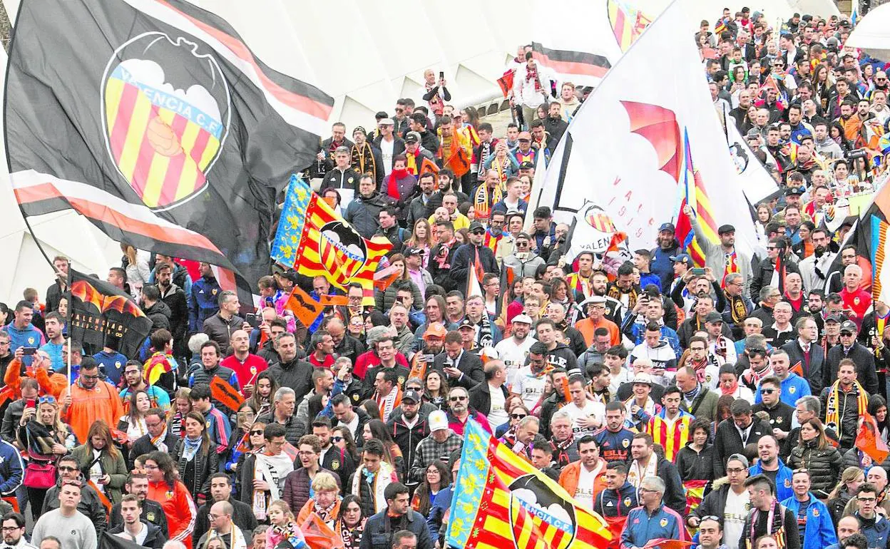 Miles de valencianistas se echaron a las calles para secundar la marcha del centenario. 