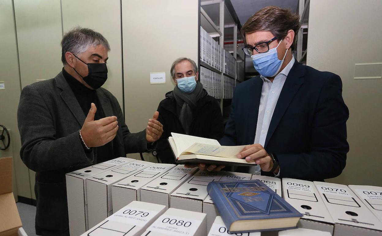 Antonio García Belmar, José Manuel Amorós y Juan de Dios Navarros con los fondos documentales del sanatorio. 