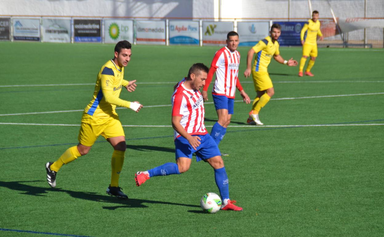 Fran, jugador del Jávea, con el balón, perseguido por el dianense Josep. 