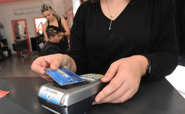 ¿Me pueden obligar a pagar con tarjeta en una tienda o restaurante? 