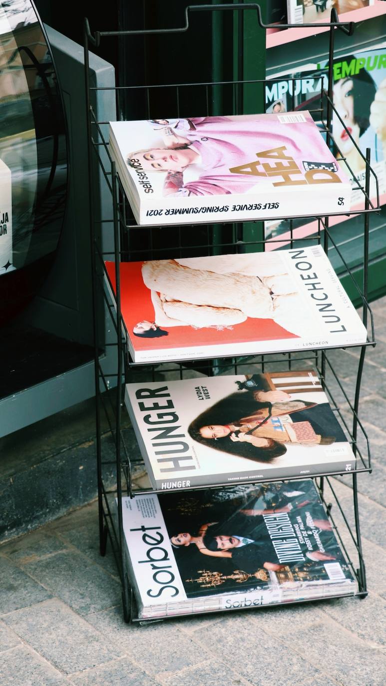 En la plaza Doctor Collado de Valencia se encuentra el que, hasta la fecha, es el único de los nuevos quioscos que comienzan a verse en España. Se trata de establecimientos que ya se abren paso en Barcelona y Madrid y que combinan la venta de prensa con el café de especialidad. Los lectores pueden encontrar periódicos y revistas especializadas mientran disfrutas de un café para llevar, un modo de compra que cada vez gana más adeptos en la ciudad. 