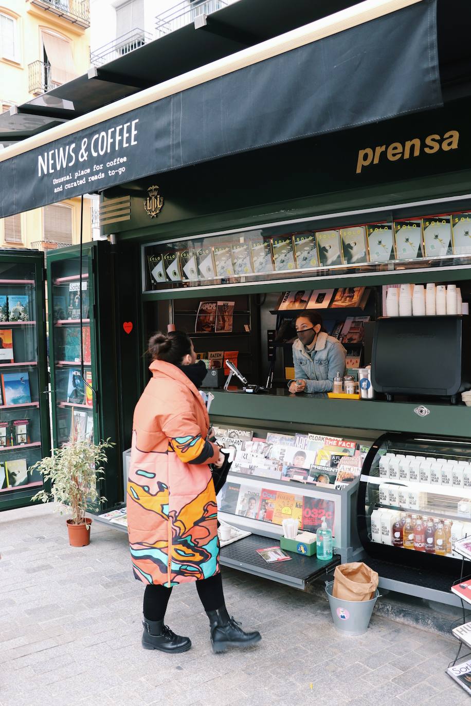 En la plaza Doctor Collado de Valencia se encuentra el que, hasta la fecha, es el único de los nuevos quioscos que comienzan a verse en España. Se trata de establecimientos que ya se abren paso en Barcelona y Madrid y que combinan la venta de prensa con el café de especialidad. Los lectores pueden encontrar periódicos y revistas especializadas mientran disfrutas de un café para llevar, un modo de compra que cada vez gana más adeptos en la ciudad. 