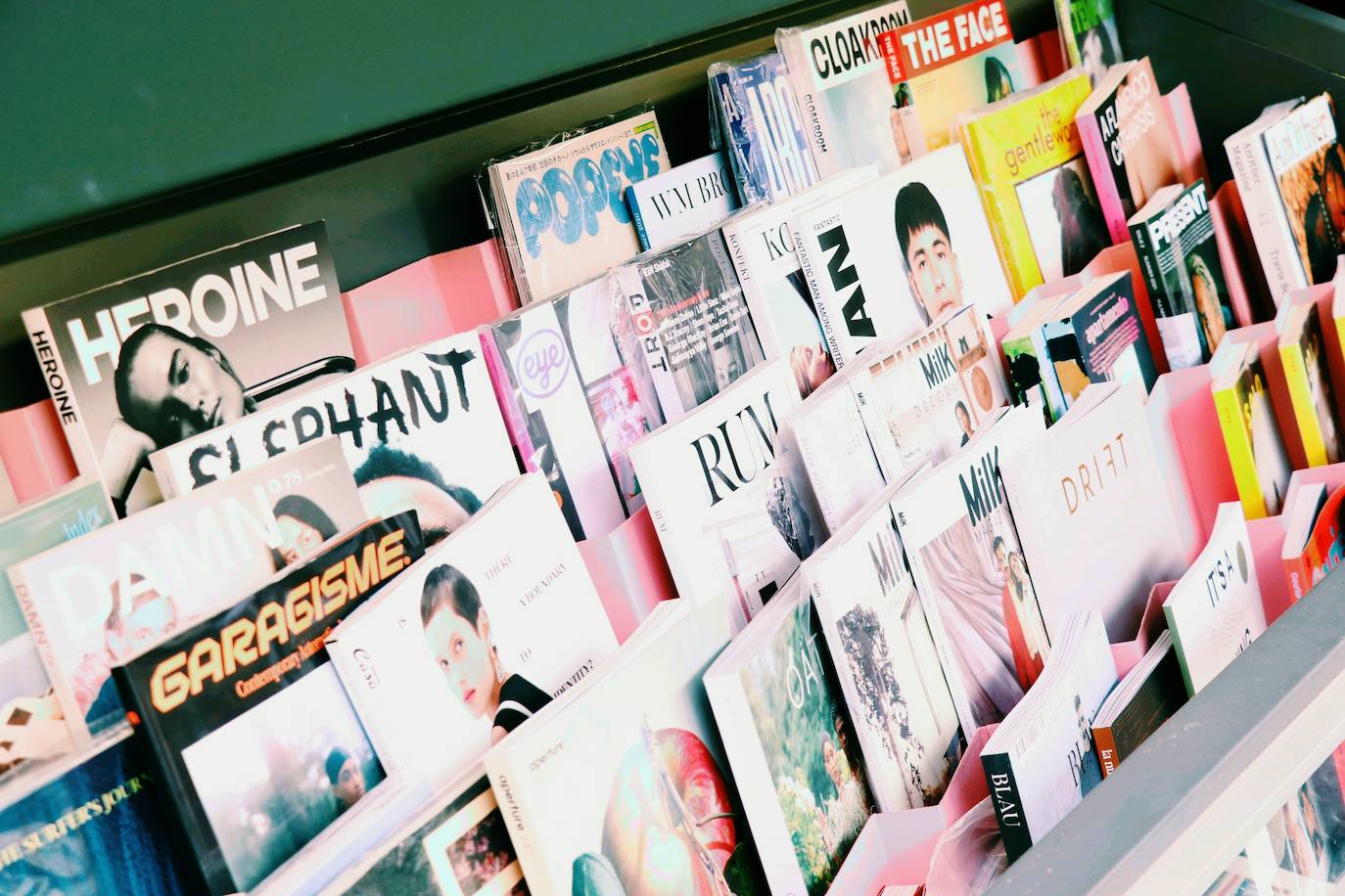 En la plaza Doctor Collado de Valencia se encuentra el que, hasta la fecha, es el único de los nuevos quioscos que comienzan a verse en España. Se trata de establecimientos que ya se abren paso en Barcelona y Madrid y que combinan la venta de prensa con el café de especialidad. Los lectores pueden encontrar periódicos y revistas especializadas mientran disfrutas de un café para llevar, un modo de compra que cada vez gana más adeptos en la ciudad. 