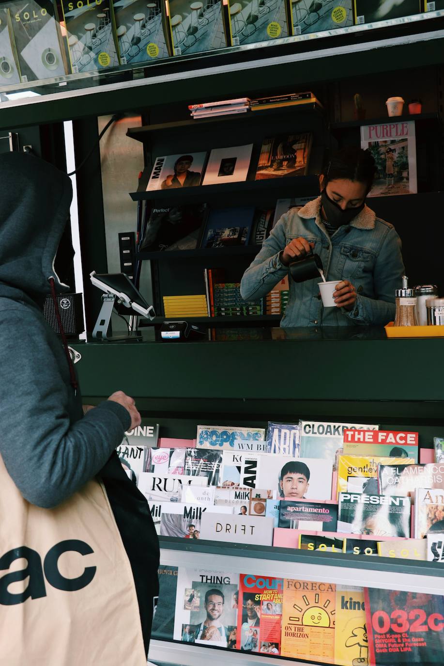 En la plaza Doctor Collado de Valencia se encuentra el que, hasta la fecha, es el único de los nuevos quioscos que comienzan a verse en España. Se trata de establecimientos que ya se abren paso en Barcelona y Madrid y que combinan la venta de prensa con el café de especialidad. Los lectores pueden encontrar periódicos y revistas especializadas mientran disfrutas de un café para llevar, un modo de compra que cada vez gana más adeptos en la ciudad. 