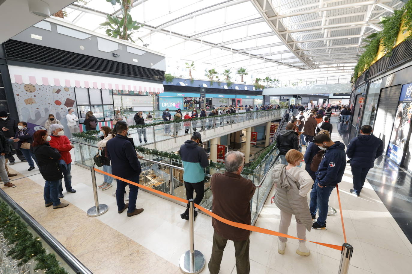 Colas de vacunación sin cita previa en el Centro Comercial Arena, en Valencia. 