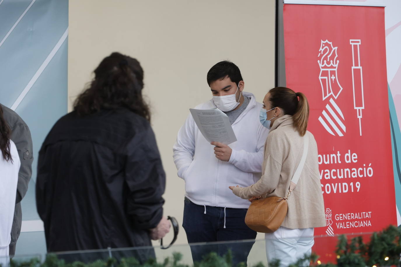 Colas de vacunación sin cita previa en el Centro Comercial Arena, en Valencia. 