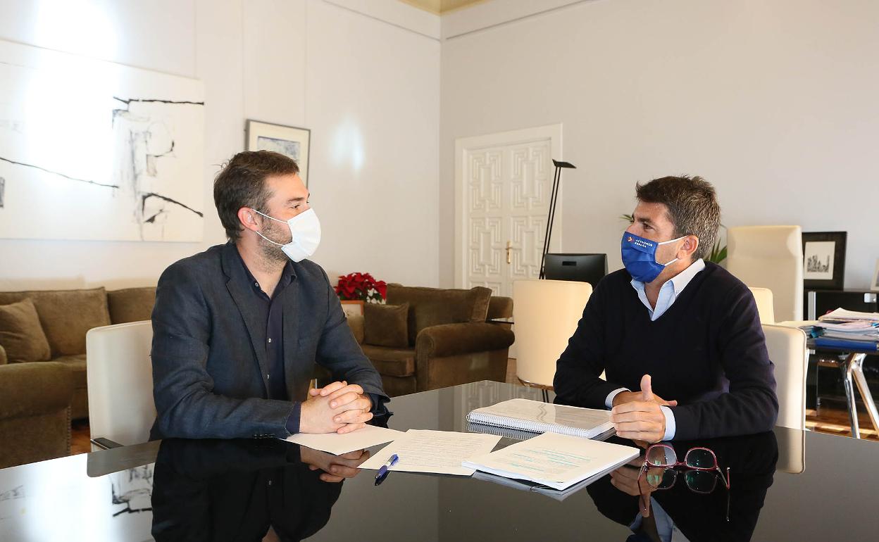 El portavoz de Compromís, Gerard Fullana, y el presidente de la Diputación, Carlos Mazón, esta mañana. 