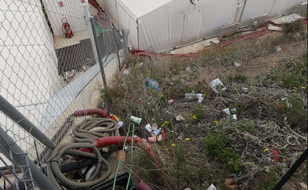 Basura junto al hospital de campaña de Valencia, el viernes.