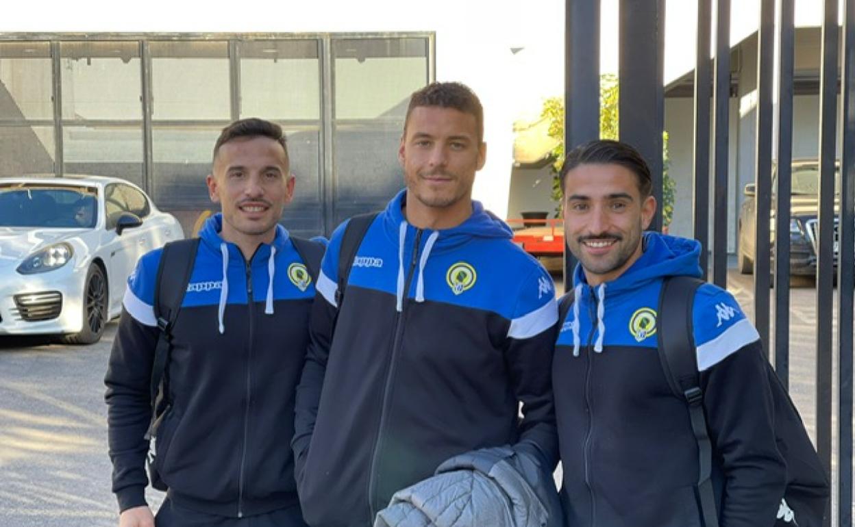 Los jugadores del Hércules José Manuel Fernández, Tano y Chuli antes de viajar a Mancha Real. 