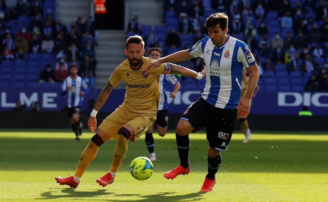 El jugador del Levante José Morales, presionando a Leandro Cabrera