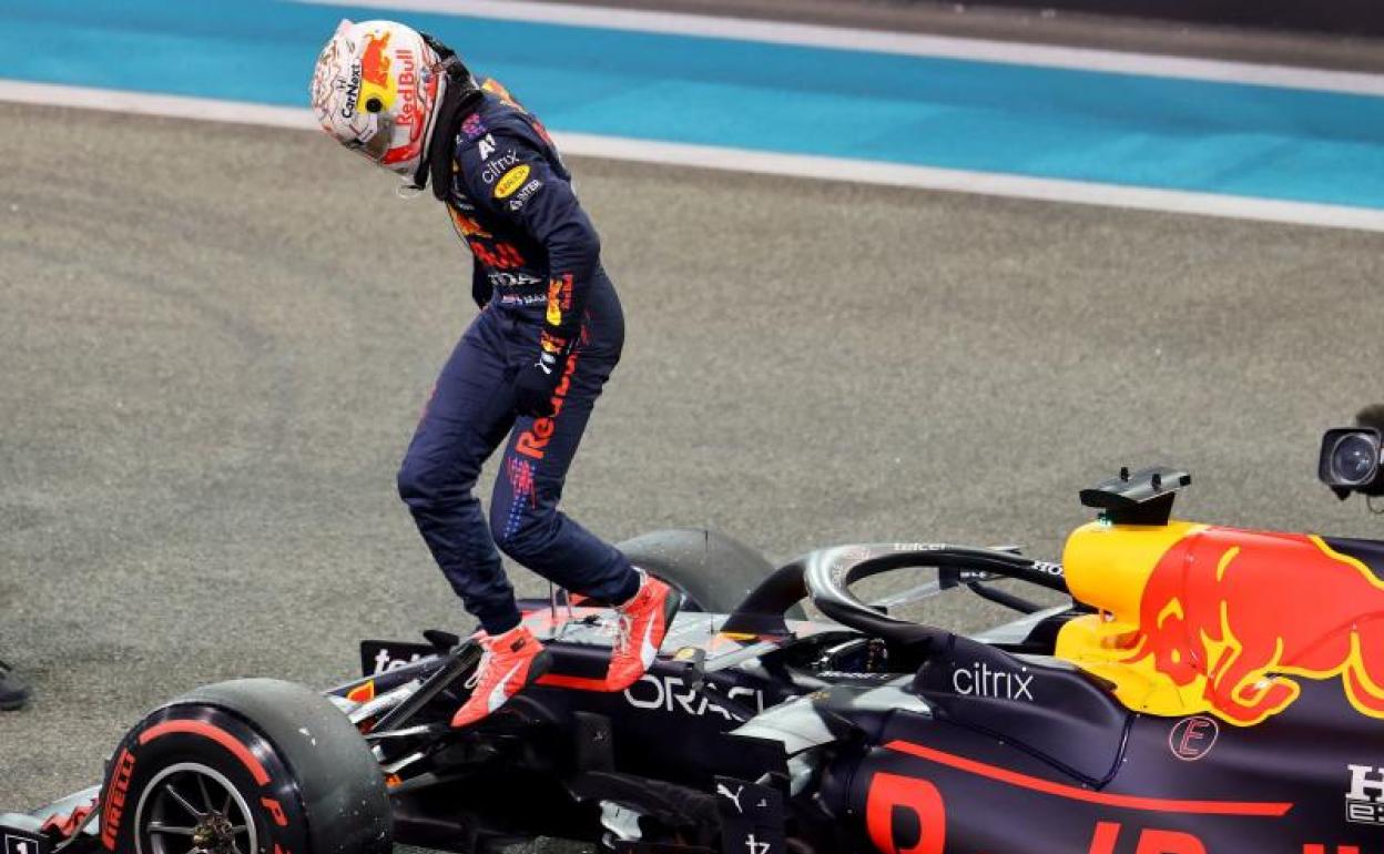 Max Verstappen celebra su pole en Abu Dabi, la batalla final del año. 