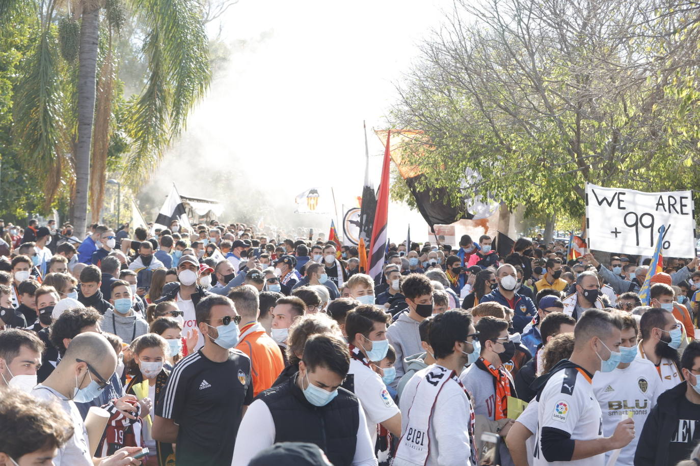 Miles de personas han acudido a la manifestación contra Peter Lim. 