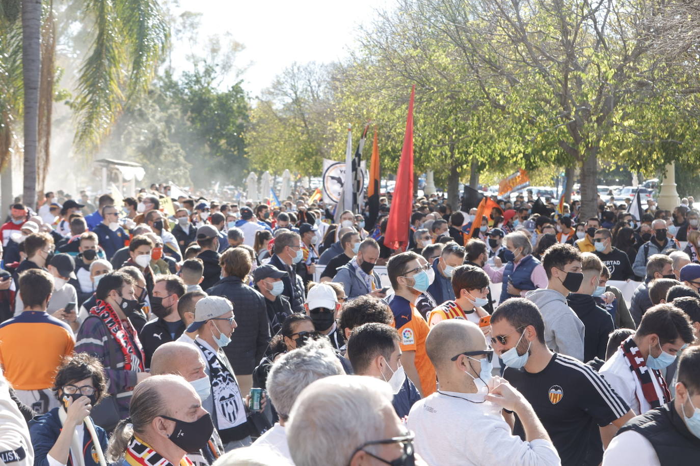 Miles de personas han acudido a la manifestación contra Peter Lim. 