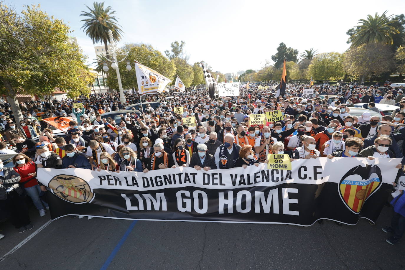 Miles de personas han acudido a la manifestación contra Peter Lim. 