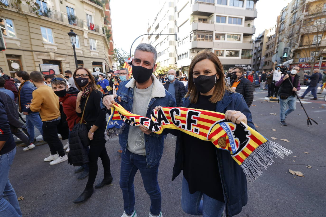 Miles de personas han acudido a la manifestación contra Peter Lim. 