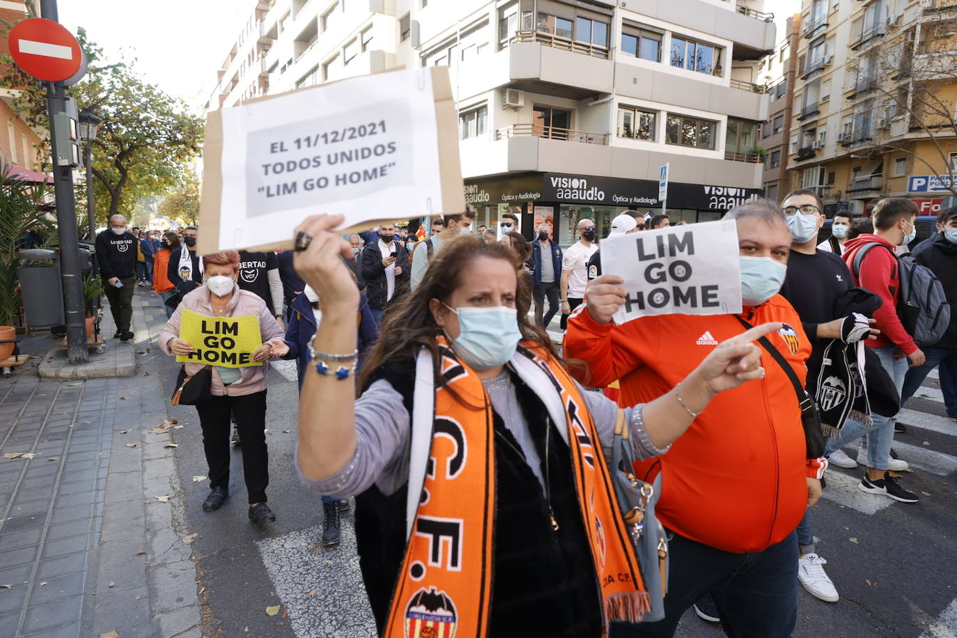 Miles de personas han acudido a la manifestación contra Peter Lim. 