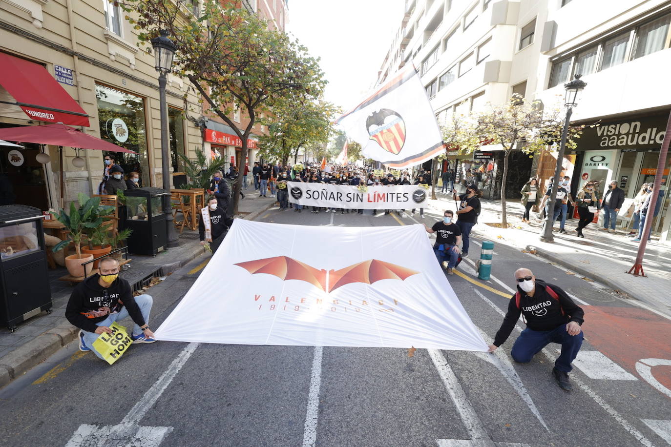 Miles de personas han acudido a la manifestación contra Peter Lim. 