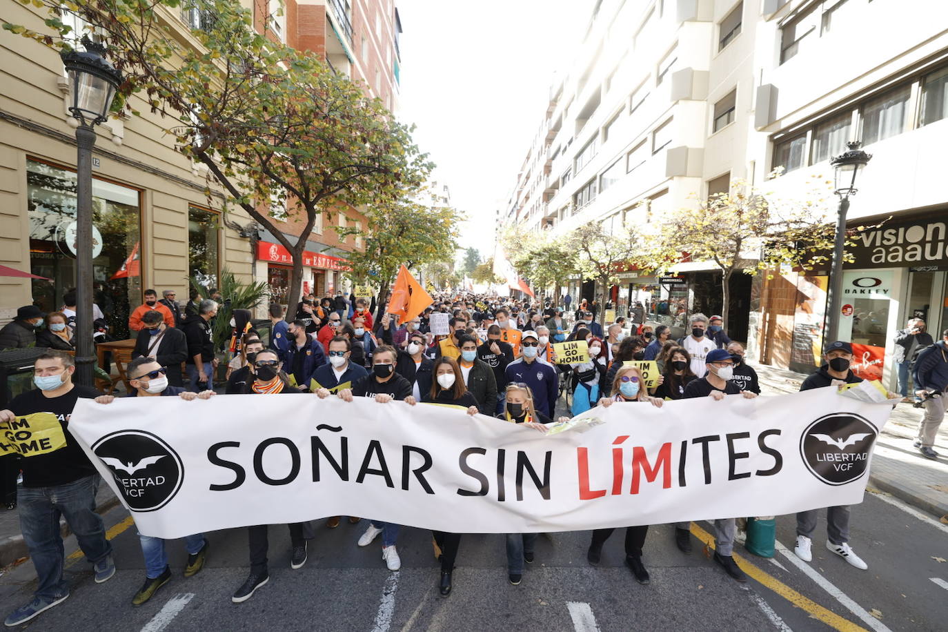 Miles de personas han acudido a la manifestación contra Peter Lim. 