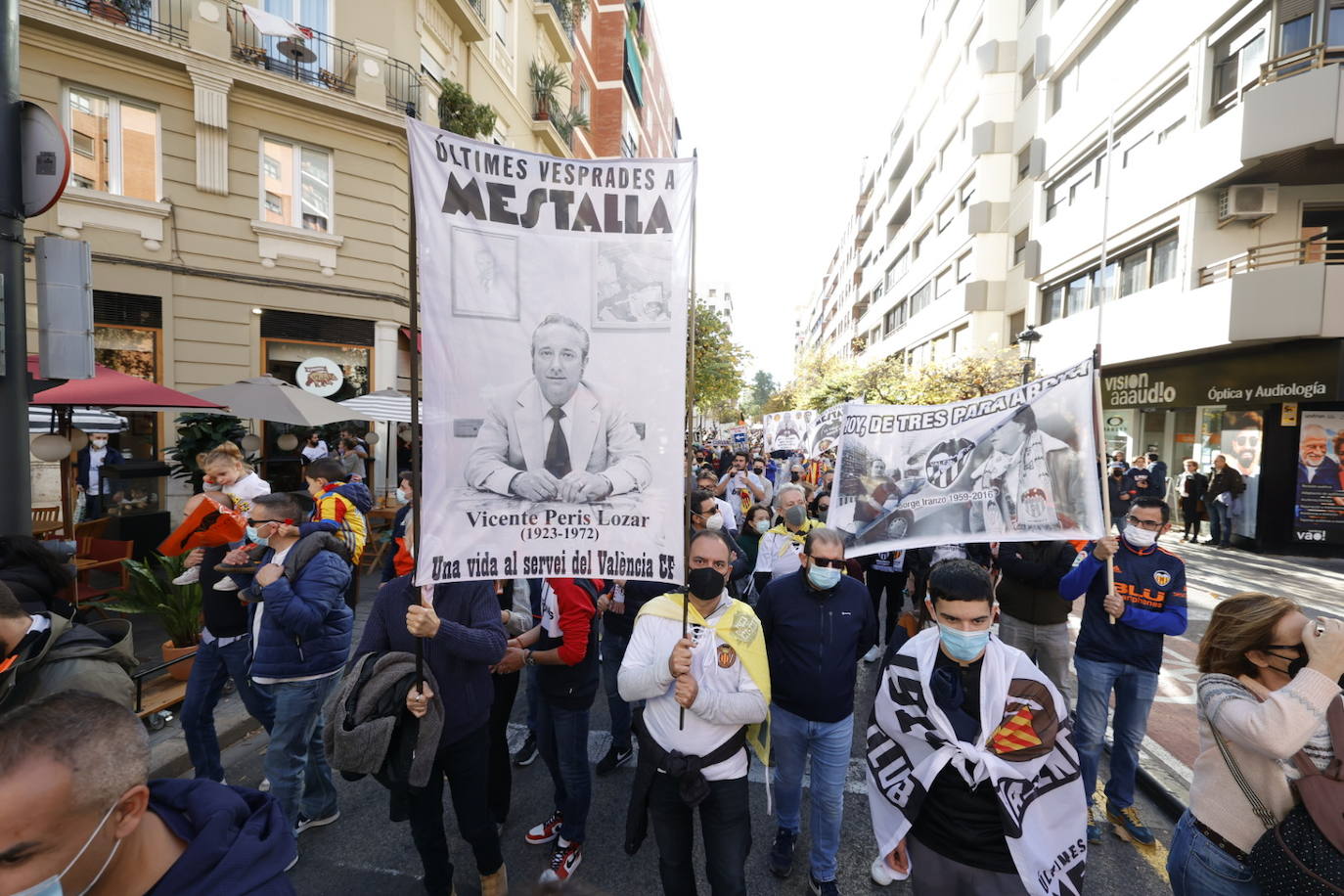 Miles de personas han acudido a la manifestación contra Peter Lim. 