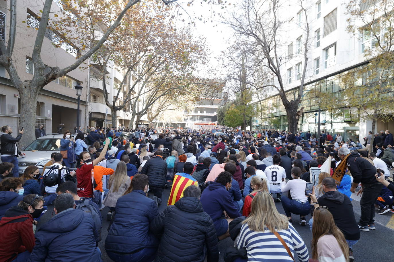 Miles de personas han acudido a la manifestación contra Peter Lim. 