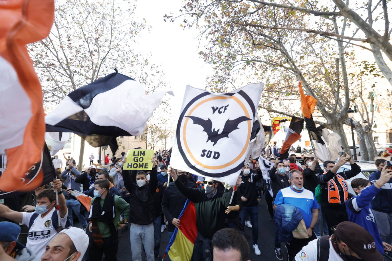 Miles de personas han acudido a la manifestación contra Peter Lim. 