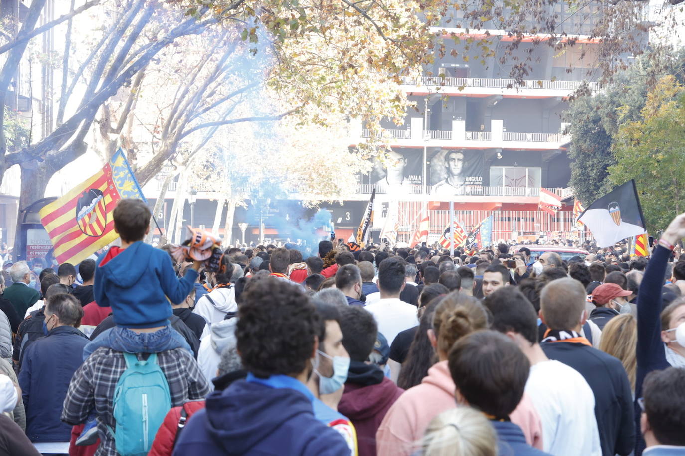 Miles de personas han acudido a la manifestación contra Peter Lim. 