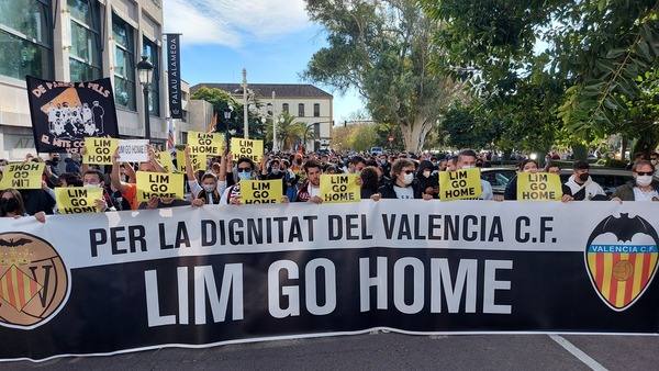 Miles de personas han acudido a la manifestación contra Peter Lim. 