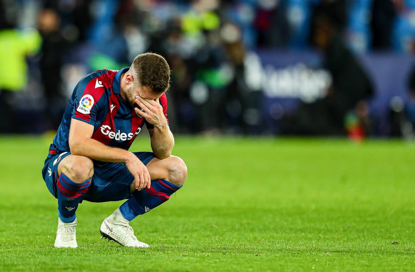 Shkrodan Mustafi, lamentándose durante el partido ante el Espanyol