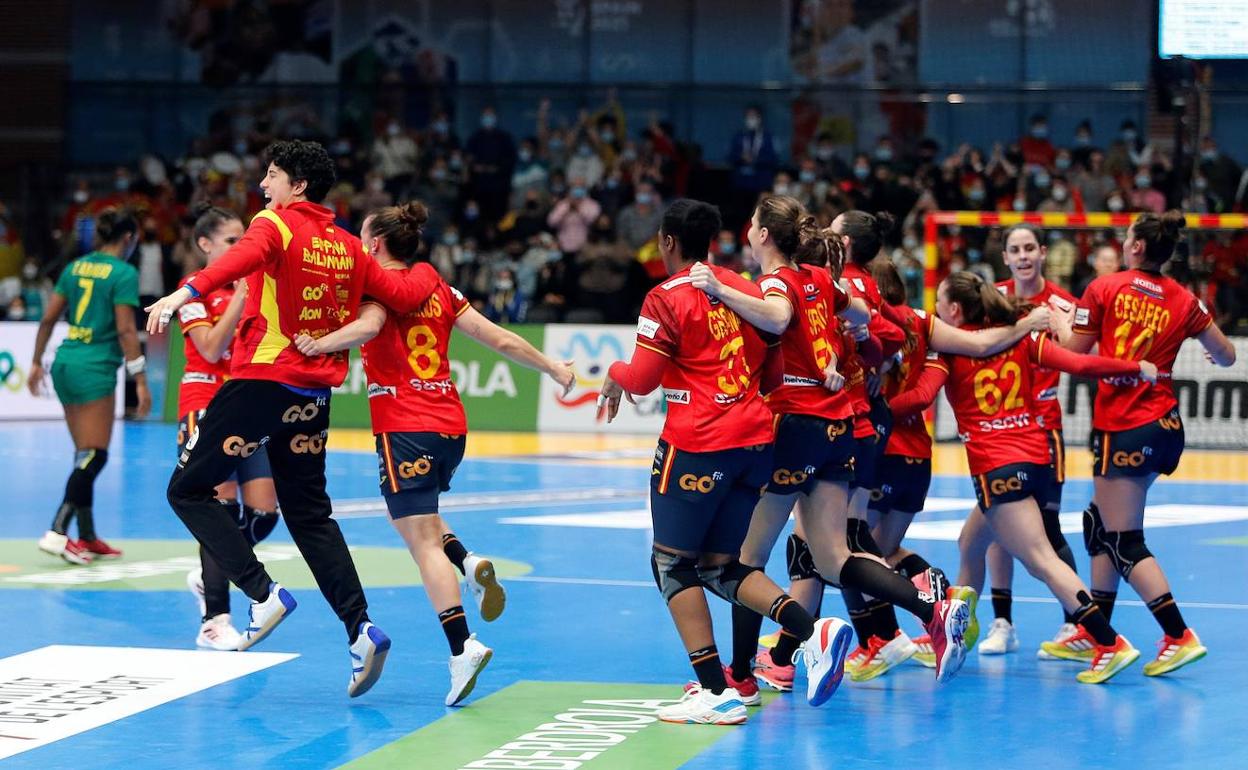 Las jugadoras de la selección celebran sobre la pista de Torrevieja el triunfo de esta noche. 