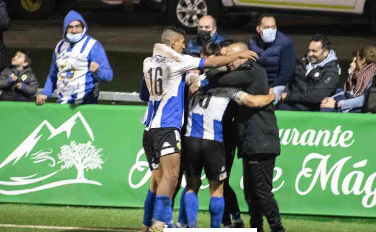 Los jugadores del Hércules abrazan a Pedro Sánchez después de marcar el 1-2 definitivo. 